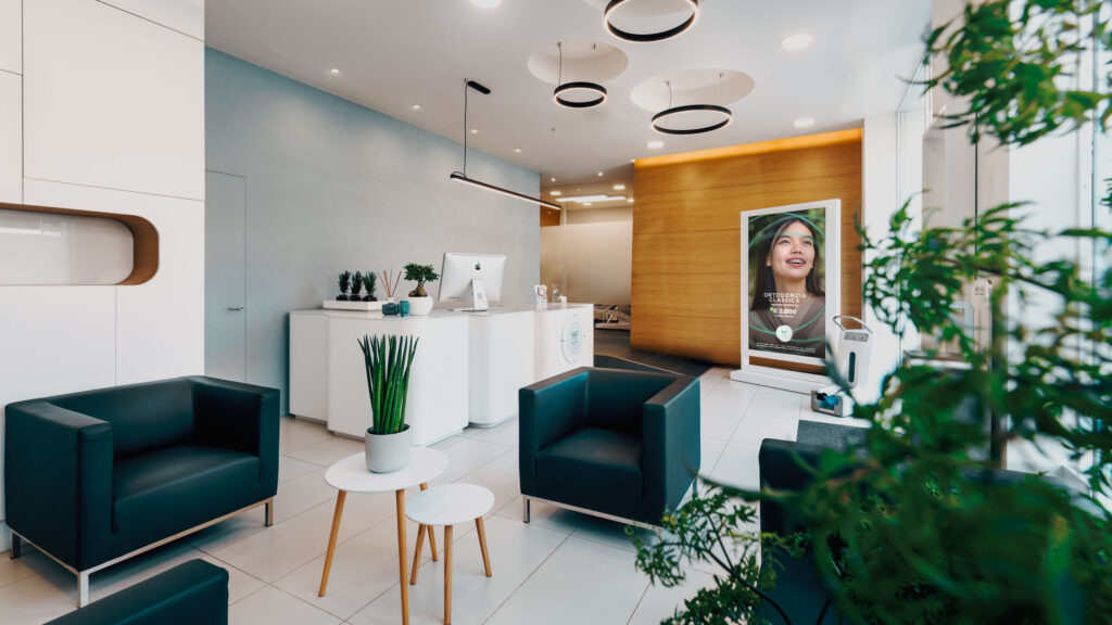 Dentista Palermo. Ortodonzia da oltre 40 anni. Studio Dentifree del Dott. Gaetano Tricoli. Costi chiari e visibili.